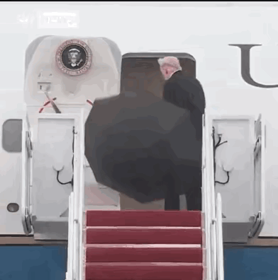 有没有一种可能，他不会收雨伞。