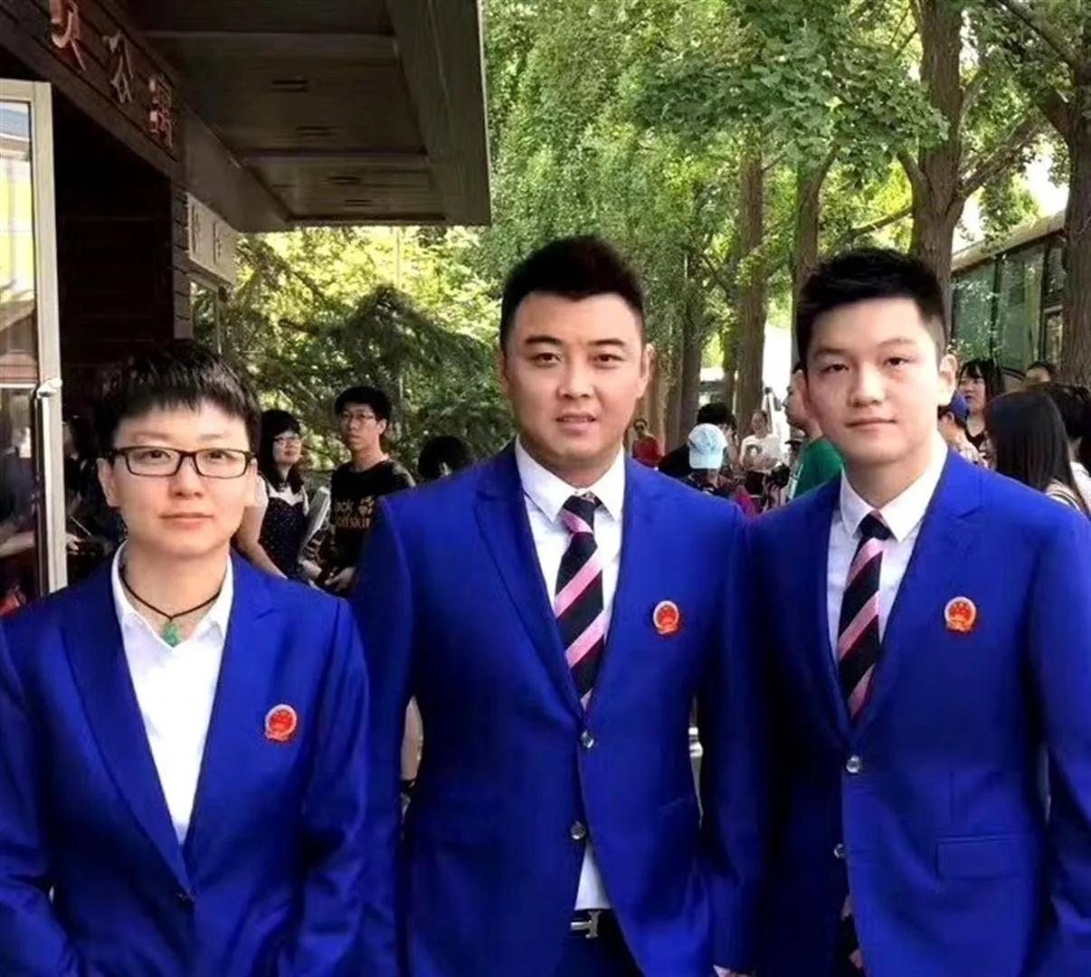 不少人居然说这张照片是三位并肩而立的国乒男队员！丰神隽逸、疏眉朗目的樊振东大家都