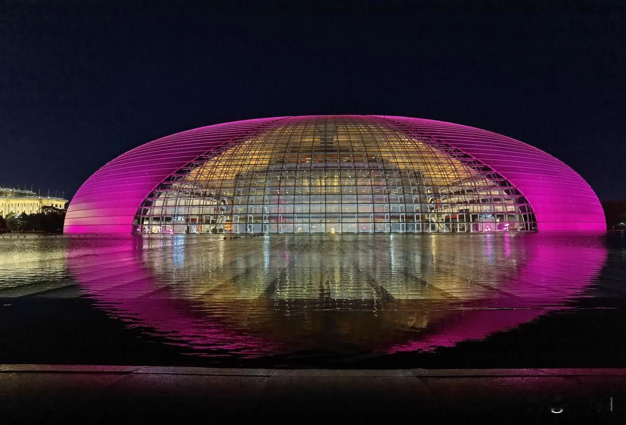 夜色降临，华灯初上，前往国家大剧院，观赏北京新地标美丽景色，灯光变换间，大剧院显