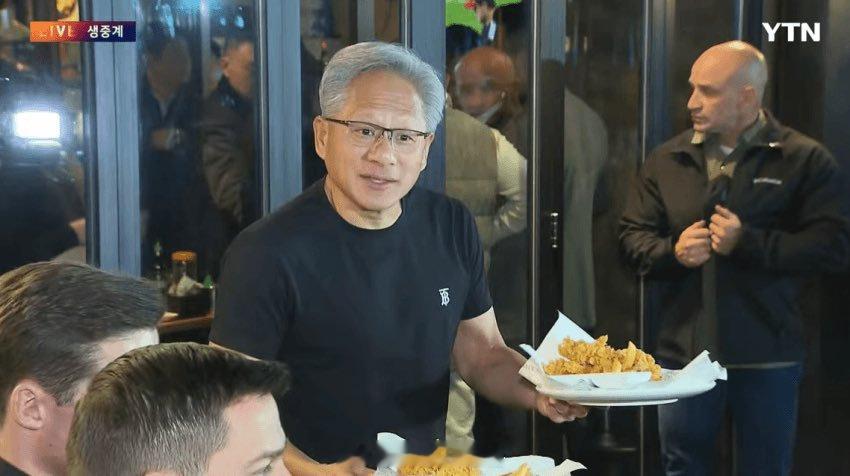 黄仁勋昨晚在首尔一家韩式炸鸡店与三星电子会长李在镕、现代汽车集团会长郑义宣吃饭。