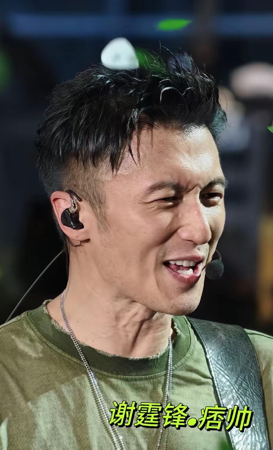 46岁谢霆锋郑州首场演唱会，粉丝直接拍出生图暴击！状态太好了！
46岁纯素颜怼脸