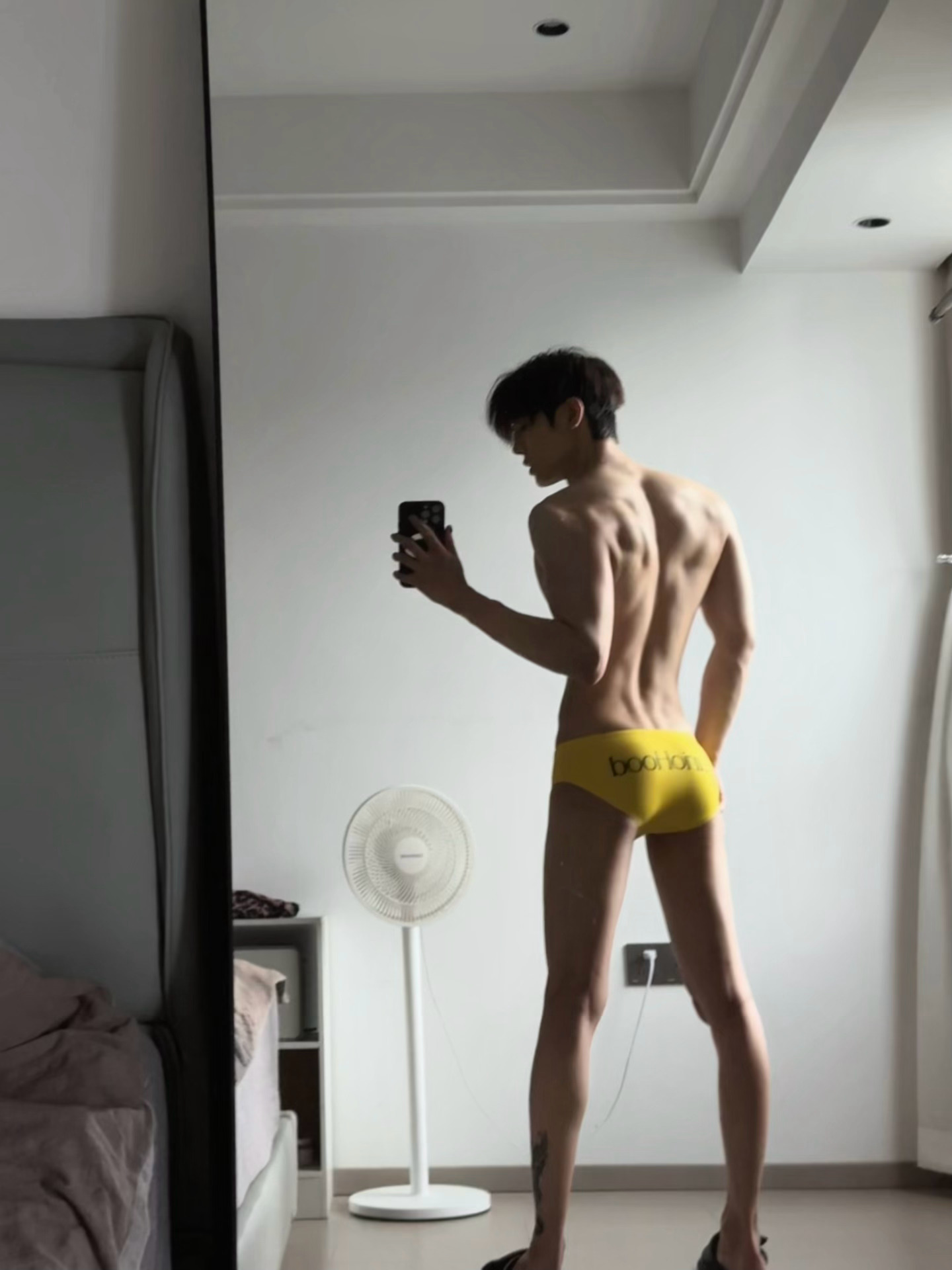 这是一条泳裤 好想去玩水啊 这个夏天还没去玩过水 