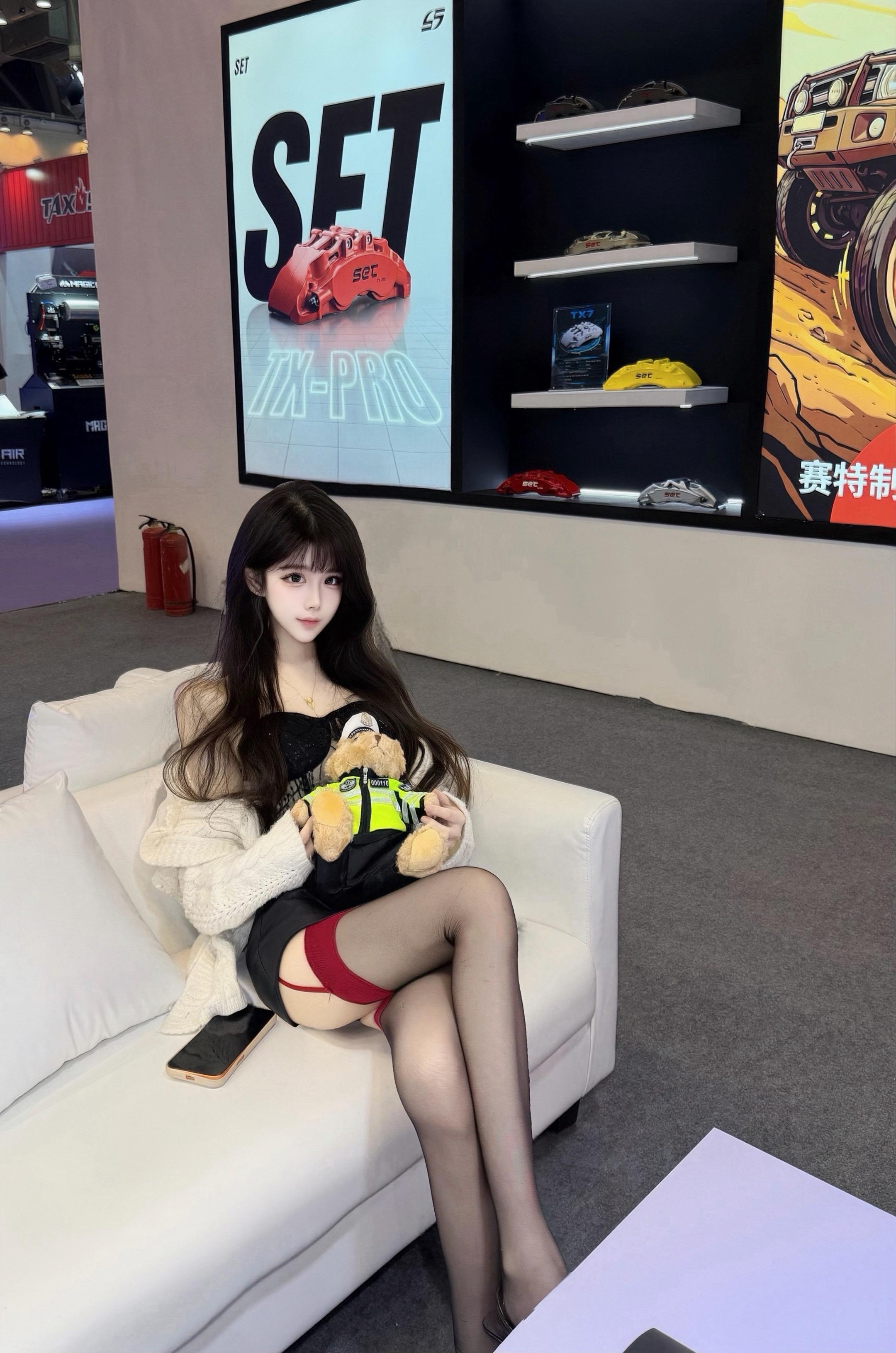 谁能让我开心，谁才有资格在我身边。
