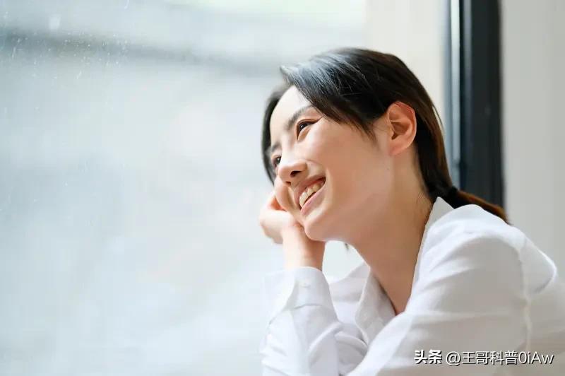 想女人了该怎么表达才不生硬，真的别再干巴巴甩一句“我想你”了。
之前跟前女友异地