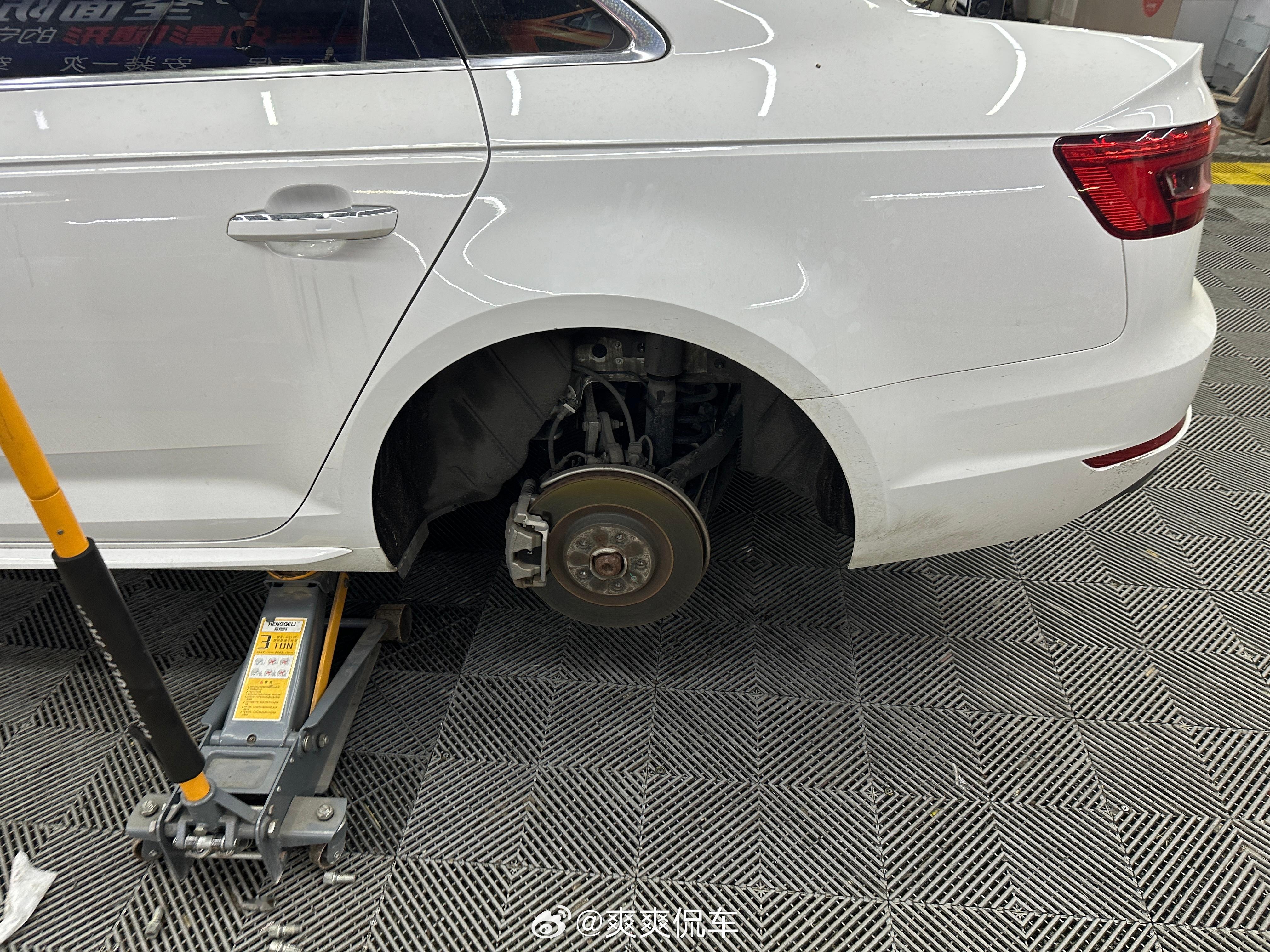 奥迪这个靠轮速传感器监测的被动胎压监测真准，一报警准是扎了[笑cry] ​​​