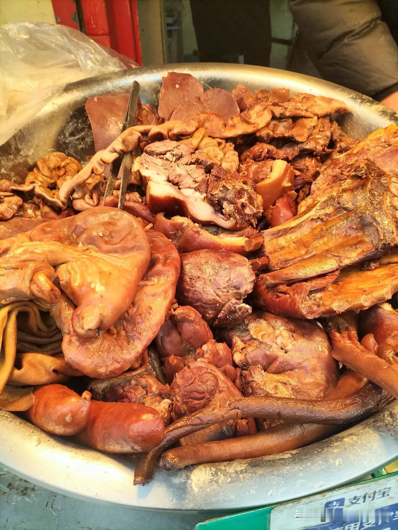 卤的，就是炖，肉烂。熏的，是煮熟了在用糖熏上色，味儿好。

说是猪头肉，可分好多