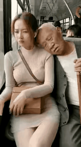 咋办呢？
坐个公交车，也能遇到这么个主儿，说他为老不尊是高抬他了，纯是一个老无赖