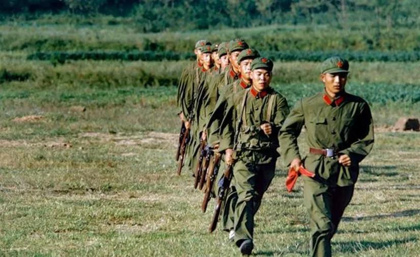 1984年，越战一等功臣杜海山，被妻子告上了法庭请求离婚。

一等功臣刚从老山前