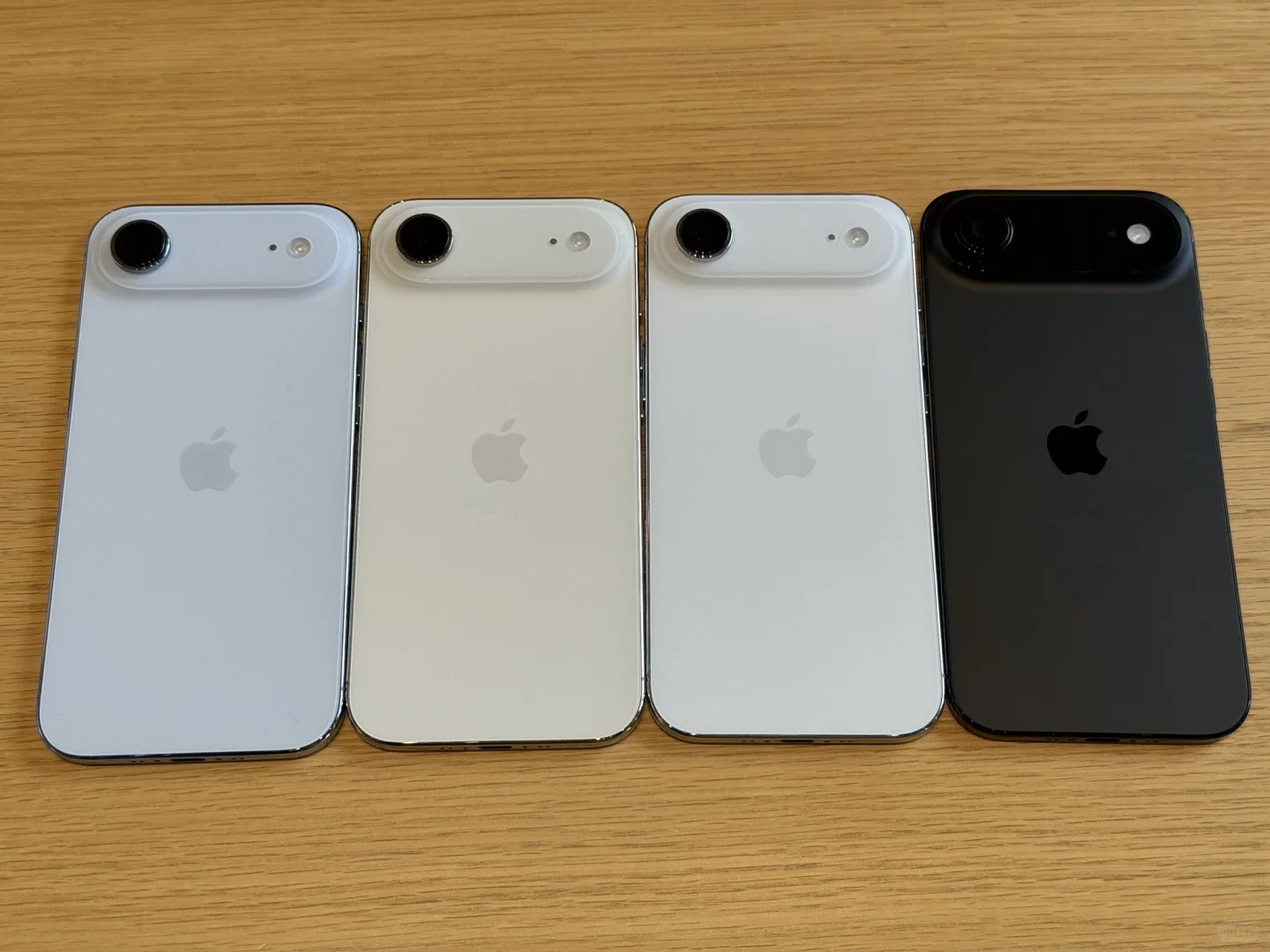 iPhone Air四个配色中感觉除了黑色外其他三个颜色都还可以，选择困难症犯了