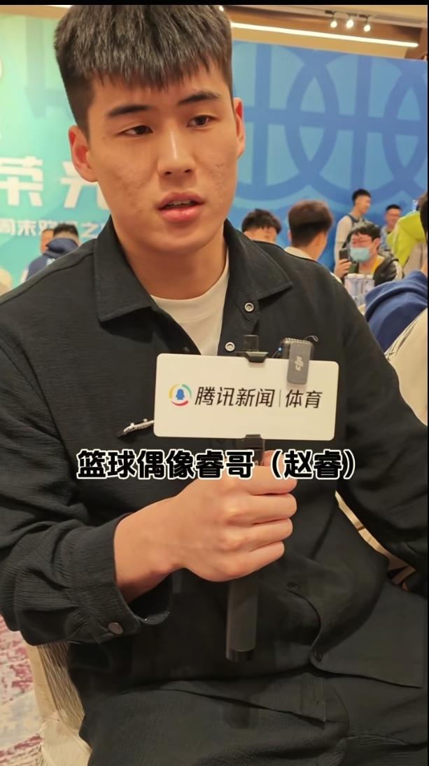 陈家政的偶像不是队中的大哥胡明轩，也不是家乡的贺希宁大哥哥，这两位球员在CBA都