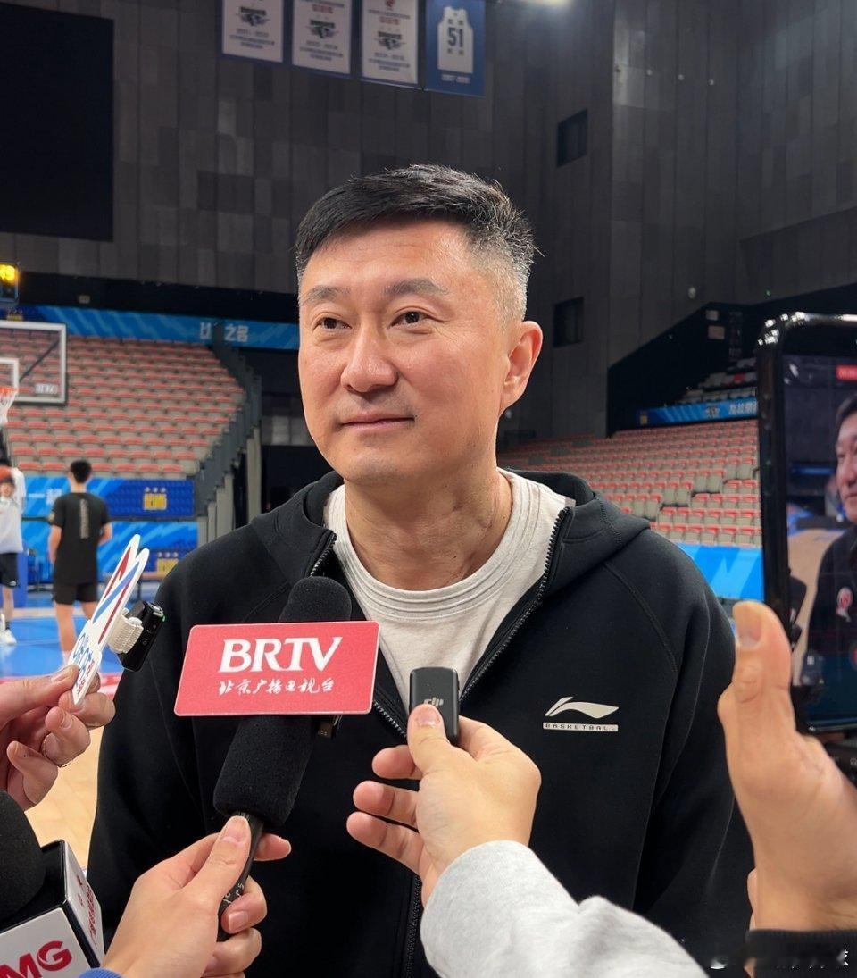 杜锋指导最新采访透露，外援奎因缺席今晚的元旦大战，不着急，好好恢复！北京男篮vs