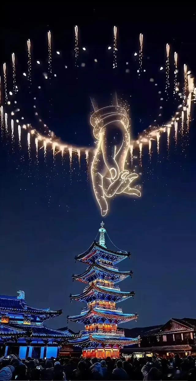 夜幕下的古塔，璀璨灯光与烟花交相辉映，美不胜收！