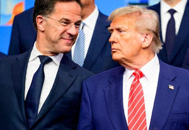 北约77年最惨危机！最近北约秘书长吕特悄悄溜进白宫本想两头讨好，结果差点把自己架