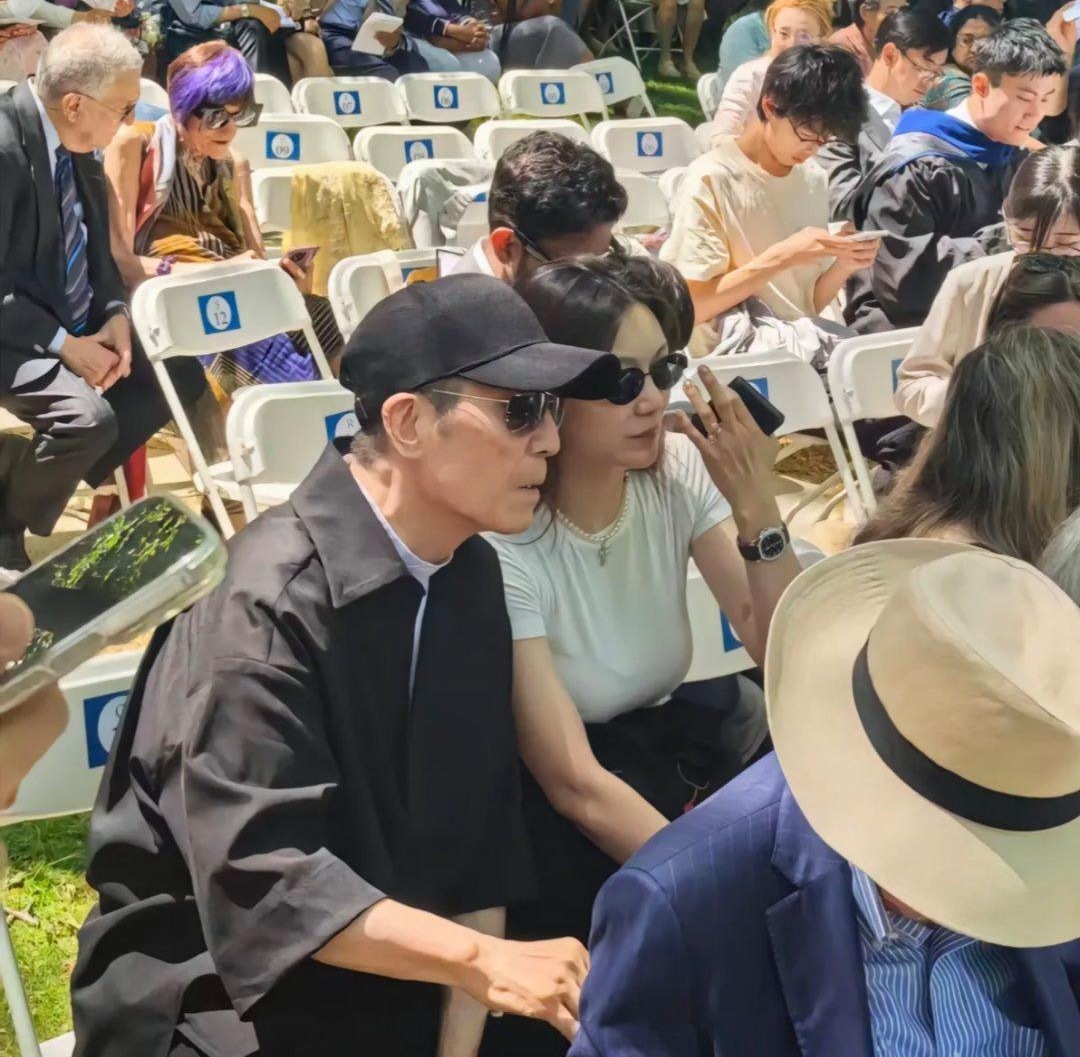 76岁张艺谋和老婆陈婷现身耶鲁大学参加二儿子的毕业典礼，夫妻俩坐在家长区，打扮朴