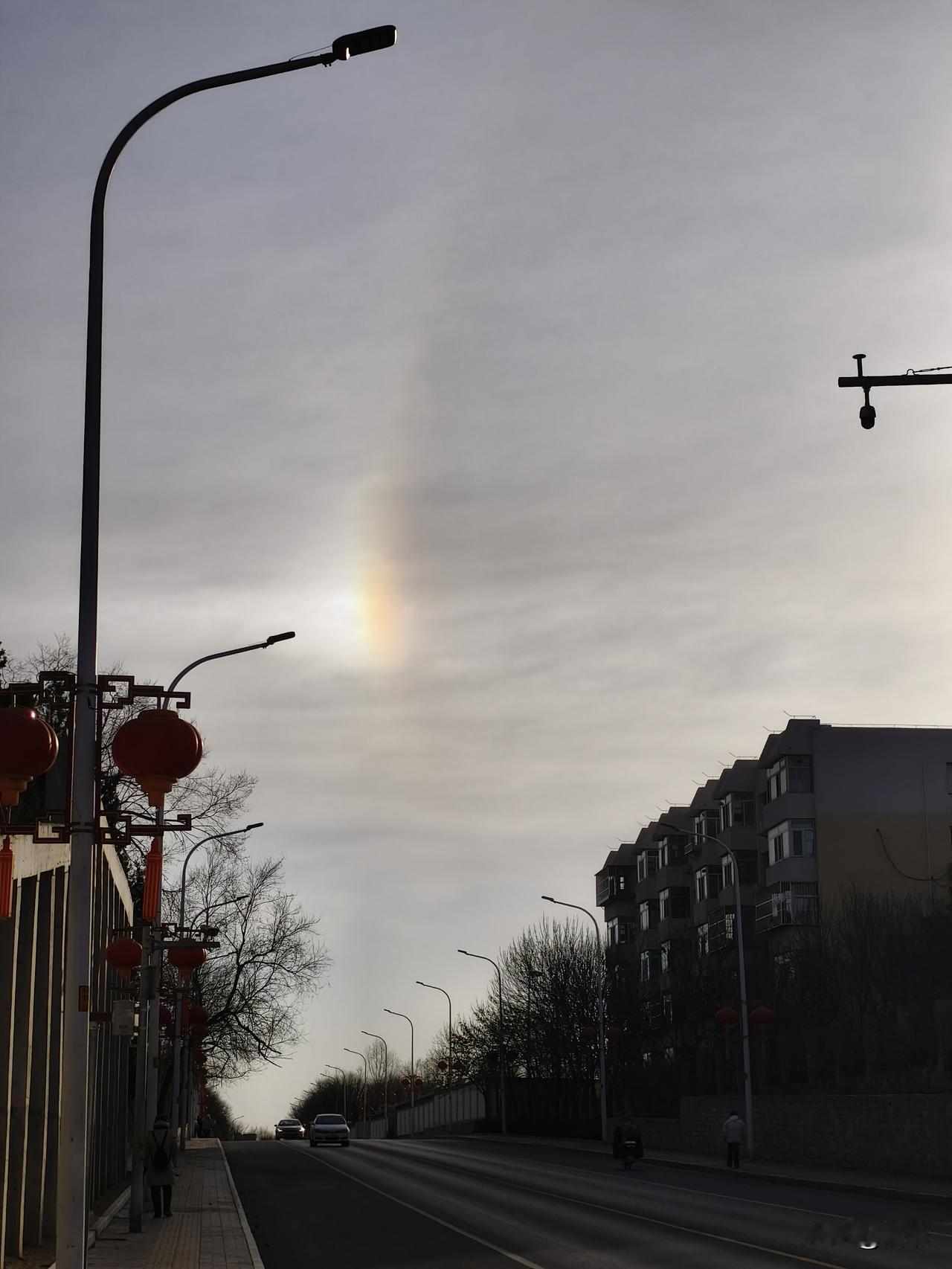 今日分享随手拍照片今天是初六，爬昌平北山，随手拍的蓝天奇云，这样的云很少见的！