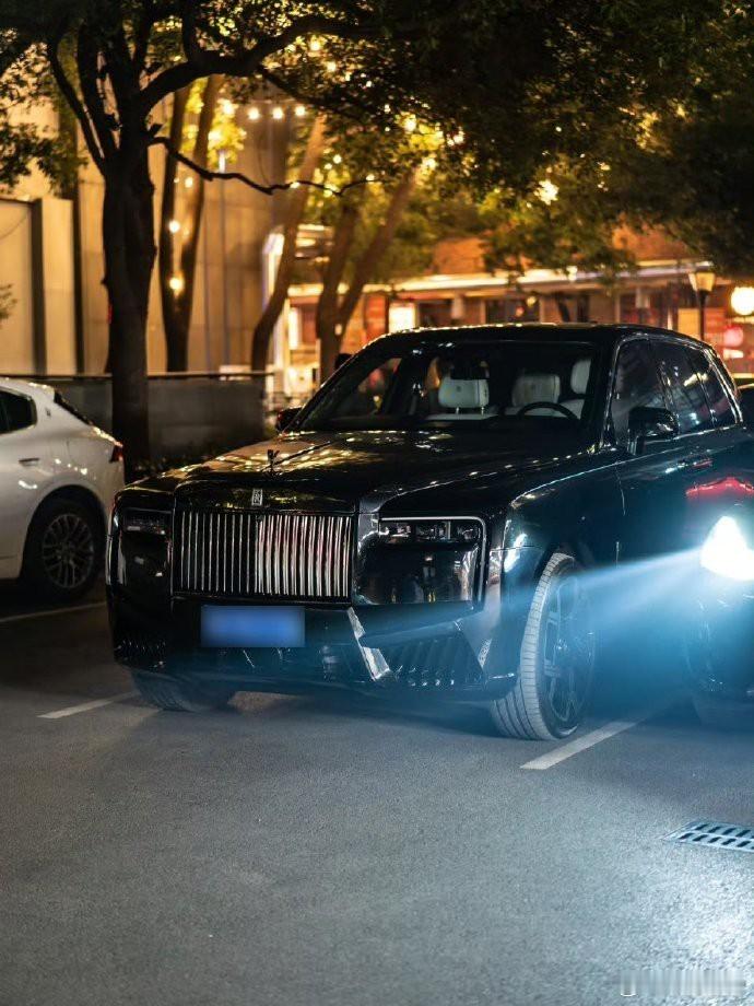 探索武汉街头的别样风景，红色Sto的独特魅力与spyder RS的优雅并存，45