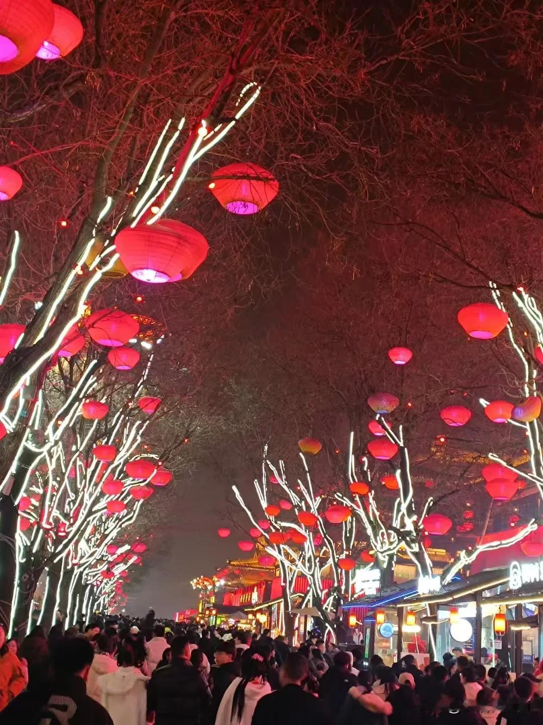 伙计，大过年的，悠着点儿，别急别挤…… 春节假期，西安大唐不夜城，人从众，想去转