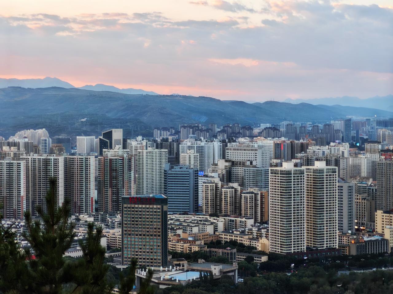 两天步行和打车，走了大街小巷，感觉烟火气还比较浓。回族人口较多，饮食上以牛羊肉、