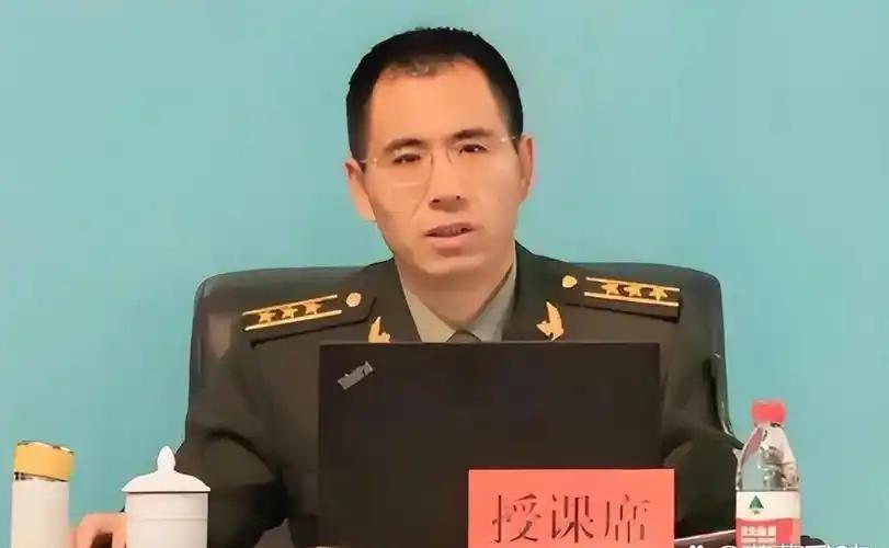 内蒙古一位单身汉，收养了两个月大的男婴，吃苦受累把他拉扯大。40年后，孩子成了武