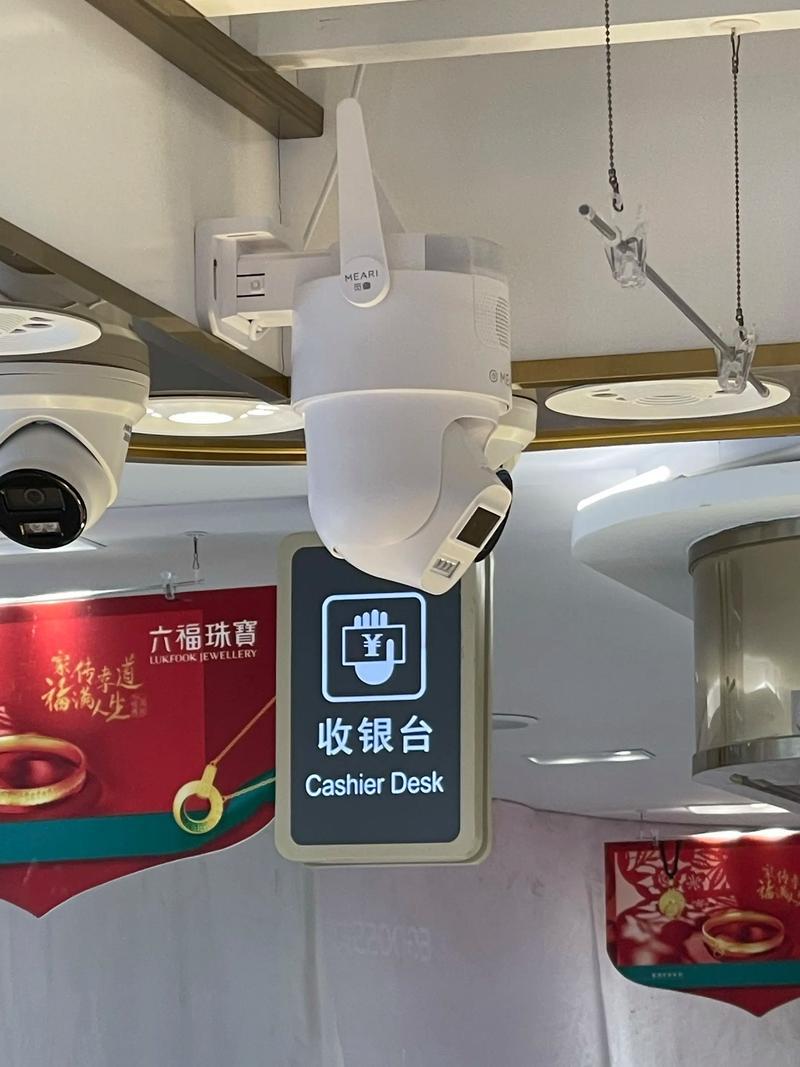 刚才去超市，在收款台处排队交款，我前面一个看上去应该比我年长一点的女性老者，看上