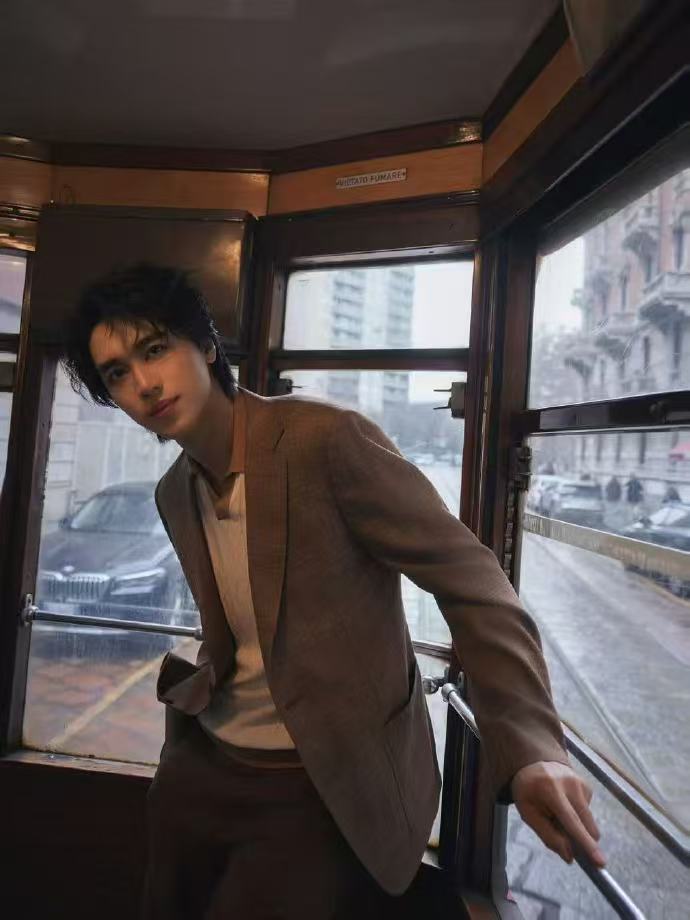 许魏洲米兰签名界鸡排哥 许魏洲米兰时装周化身宠粉达人！卡其色西装超有范，疯狂签名