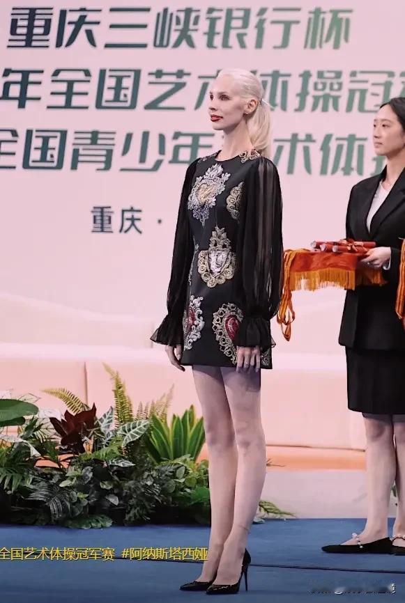 这个俄罗斯女外教，身材不错，尤其这双腿特别好看，脸蛋就一般般了，但是执教的水平高
