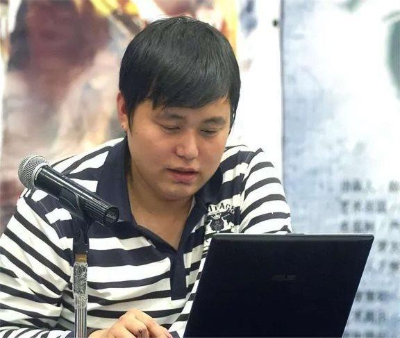 2009年的一天，顺德海关食堂大家正在吃饭。突然，一位领导盯着电视喊道：“这不是