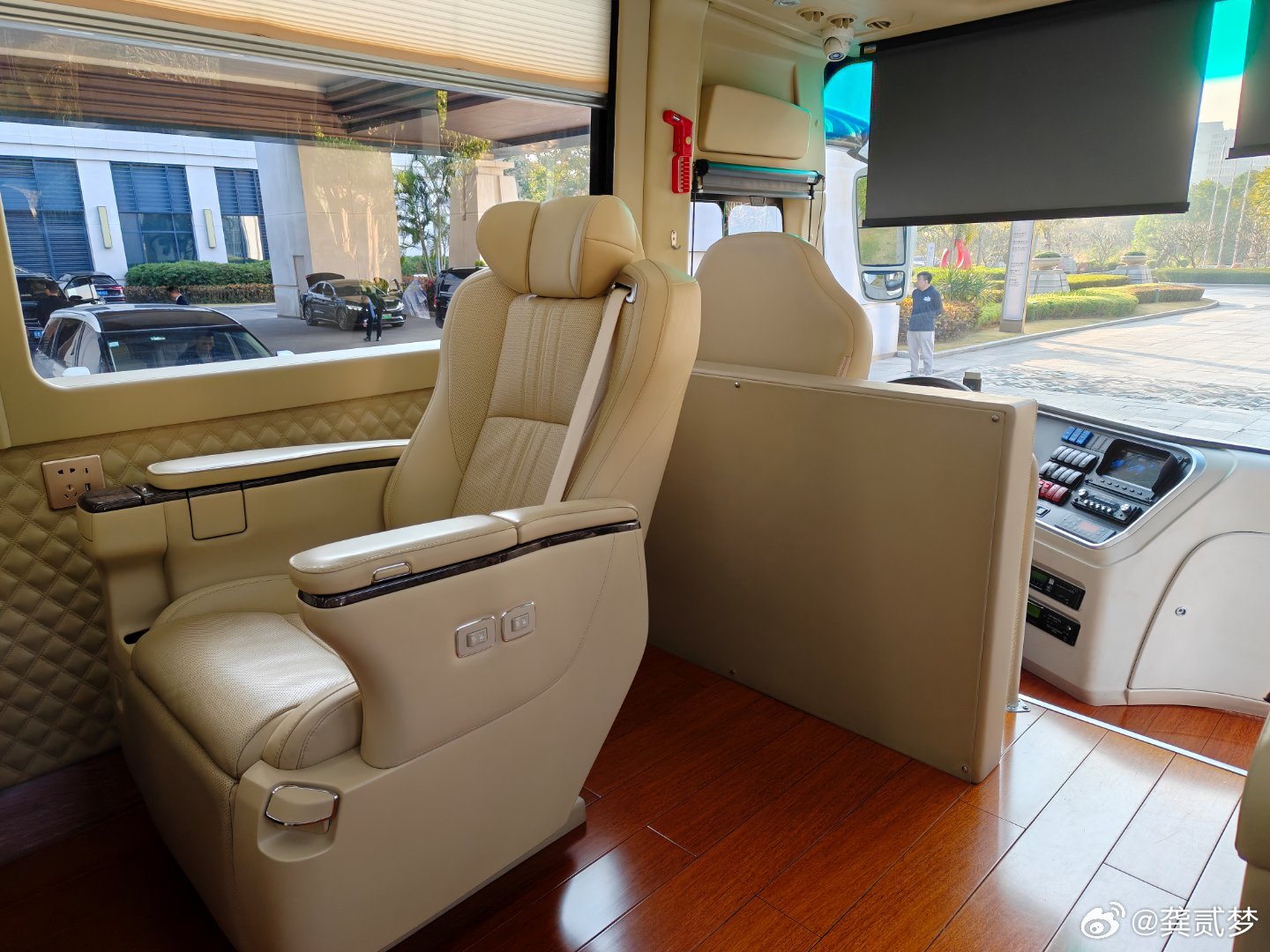 之前只做过这种布局的考斯特原来大巴也有这种，这种内饰座椅得加不少钱吧 