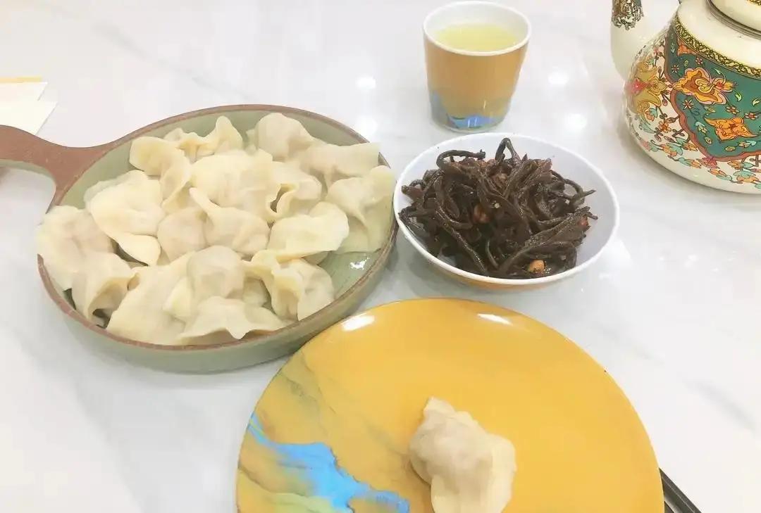 感人！一姑娘吃完饺子忘付18块，回家后立刻折返补钱，感动千万网友！

（素材来自