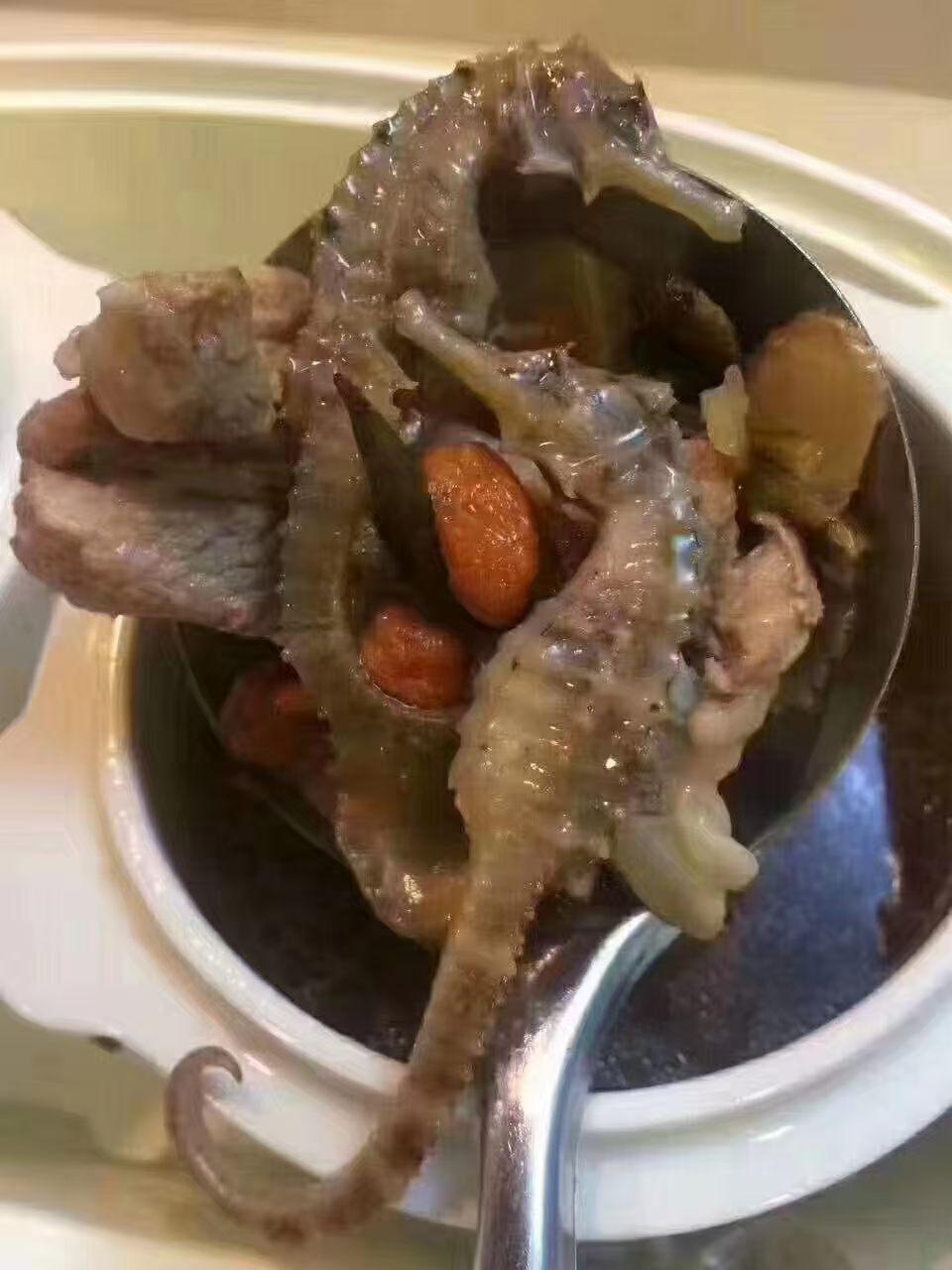 一锅炖得香浓的排骨和海马