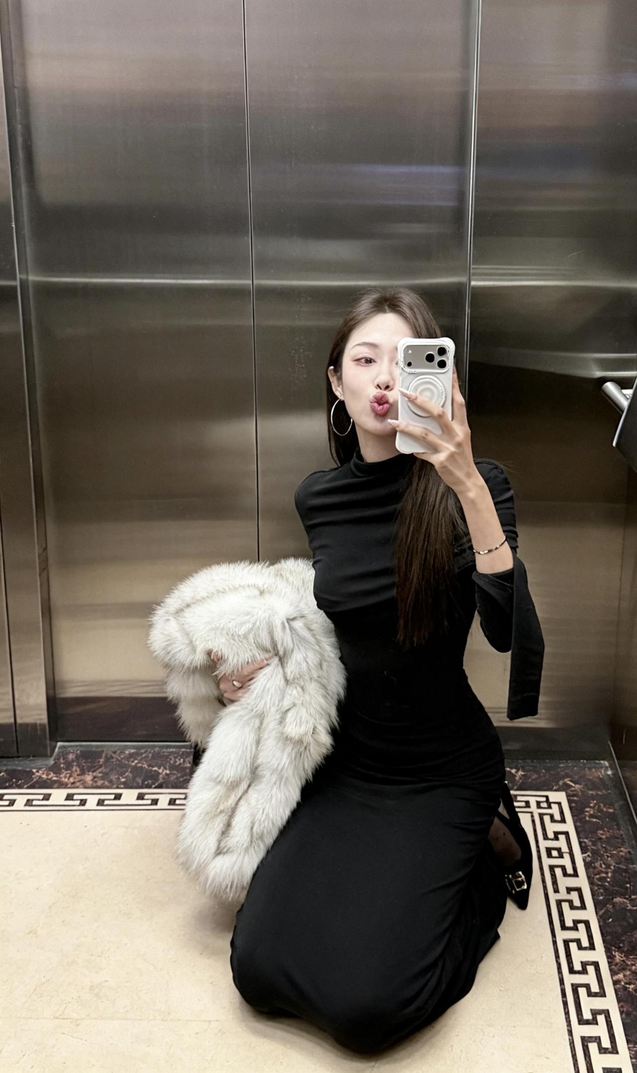 今日穿搭推荐：贵气优雅风格
黑色露肩针织长裙：修身版型能勾勒身材曲线，露肩设计增