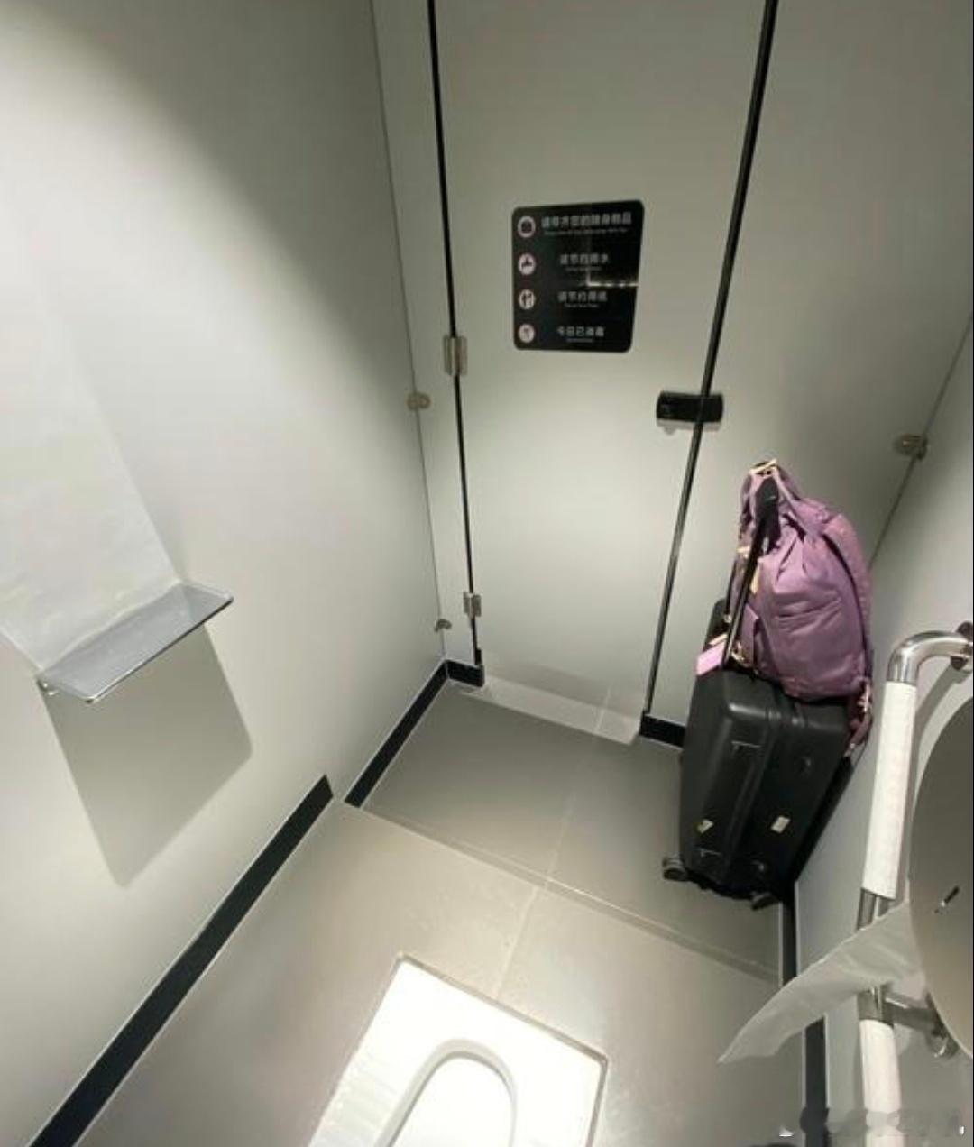 一个人旅游上厕所时行李怎么办肯定是带着行李箱一起呀，男生的话就放在旁边，女生的话