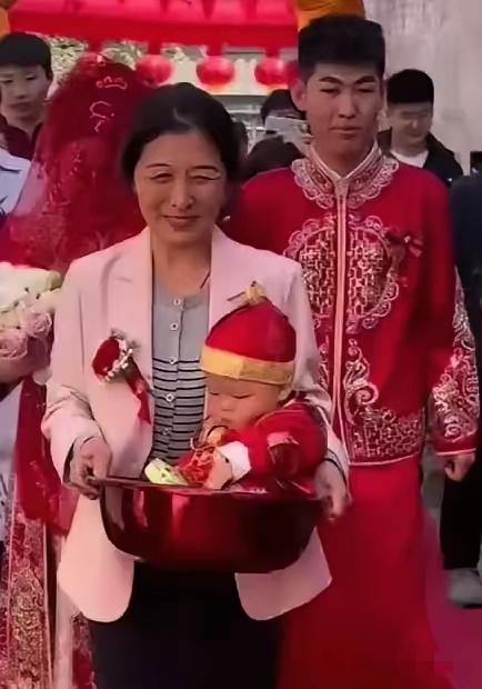 陕西一新娘结婚时带着刚满月侄子出嫁，这孩子父亲因公牺牲，孩子母亲受不了打击，郁郁