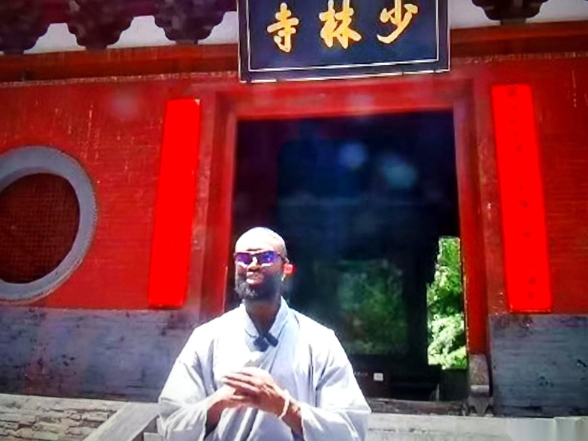 NBA的杰伦布朗中国行，却没去城市打卡，直奔少林寺。他跟师父有模有样练功的照片，