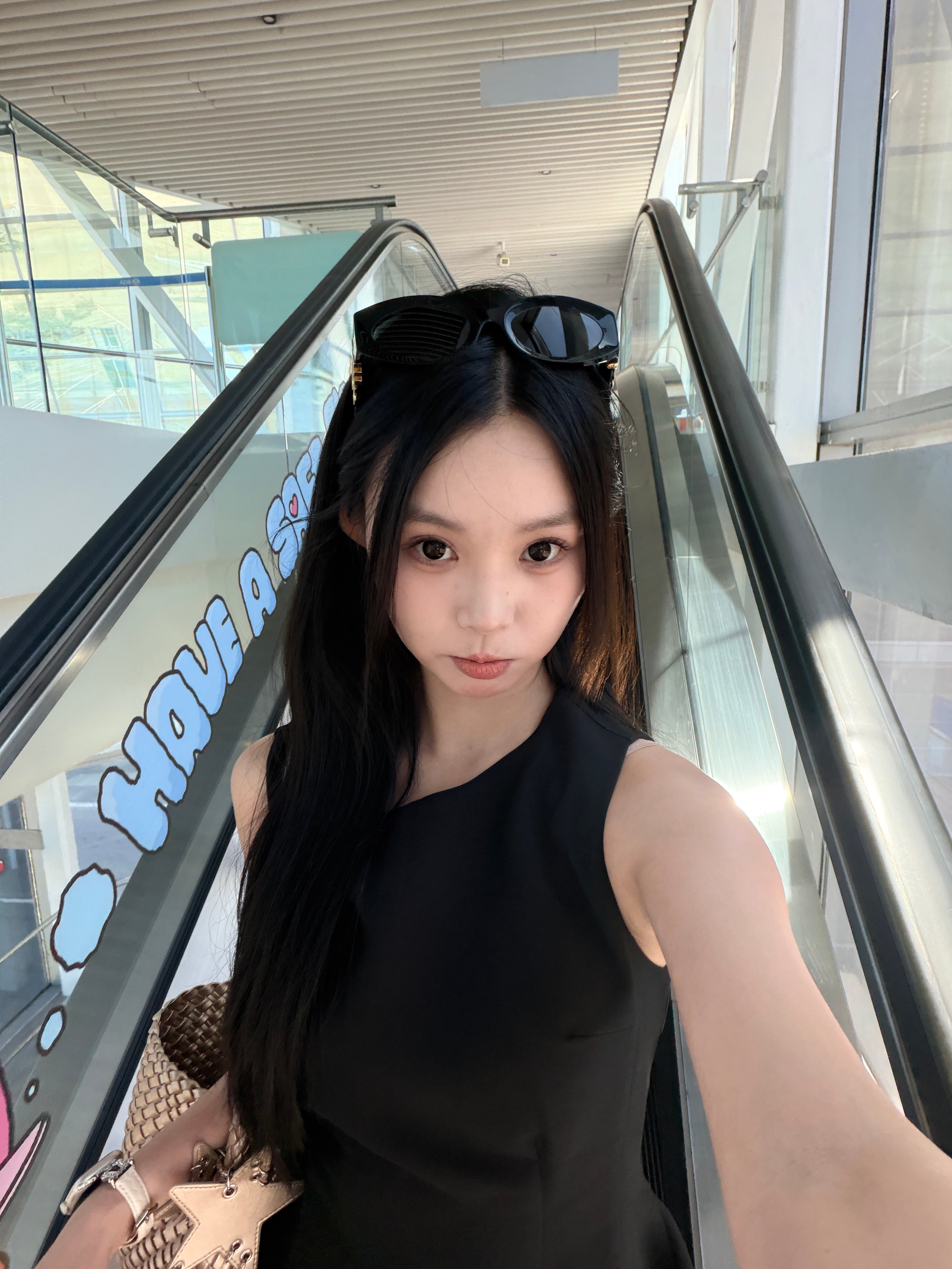 出差人已经早起水灵灵的拍摄完了！🎬昨晚晚班机到的，凌晨4:0睡的，这个看着状态