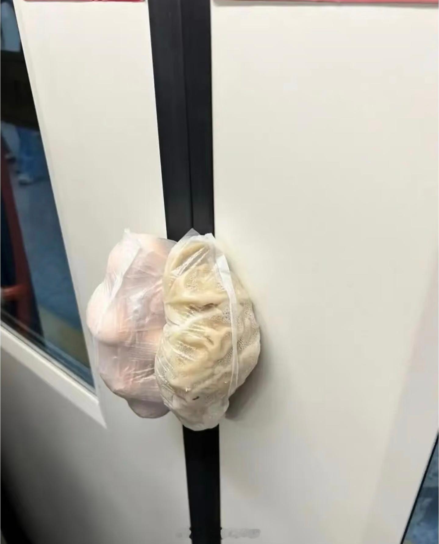 坐地铁还是玩会手机吧坐地铁，人下去了，早饭没下去。 