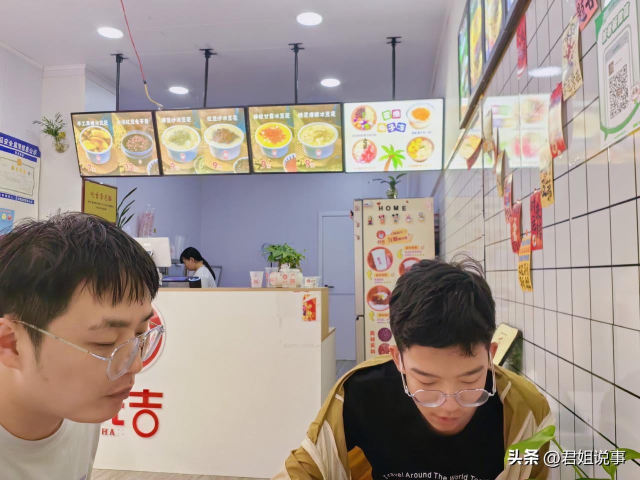 我是个不称职的姥姥，我承认太惯孩子了。
跟着他爸爸妈妈限制的很严，不让玩手机，不