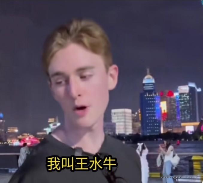 王水牛和当初公交车广告事件放一块比一比，就会明白:一本正经在搞撕裂的，是谁呢？