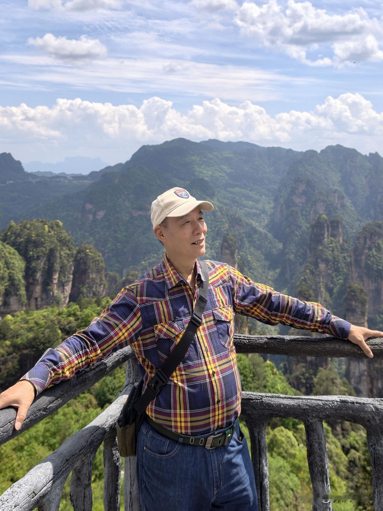 【空中田园】：坐落在天子山库左侧2000米的土家寨旁，通常归于老屋场游览线，海拔