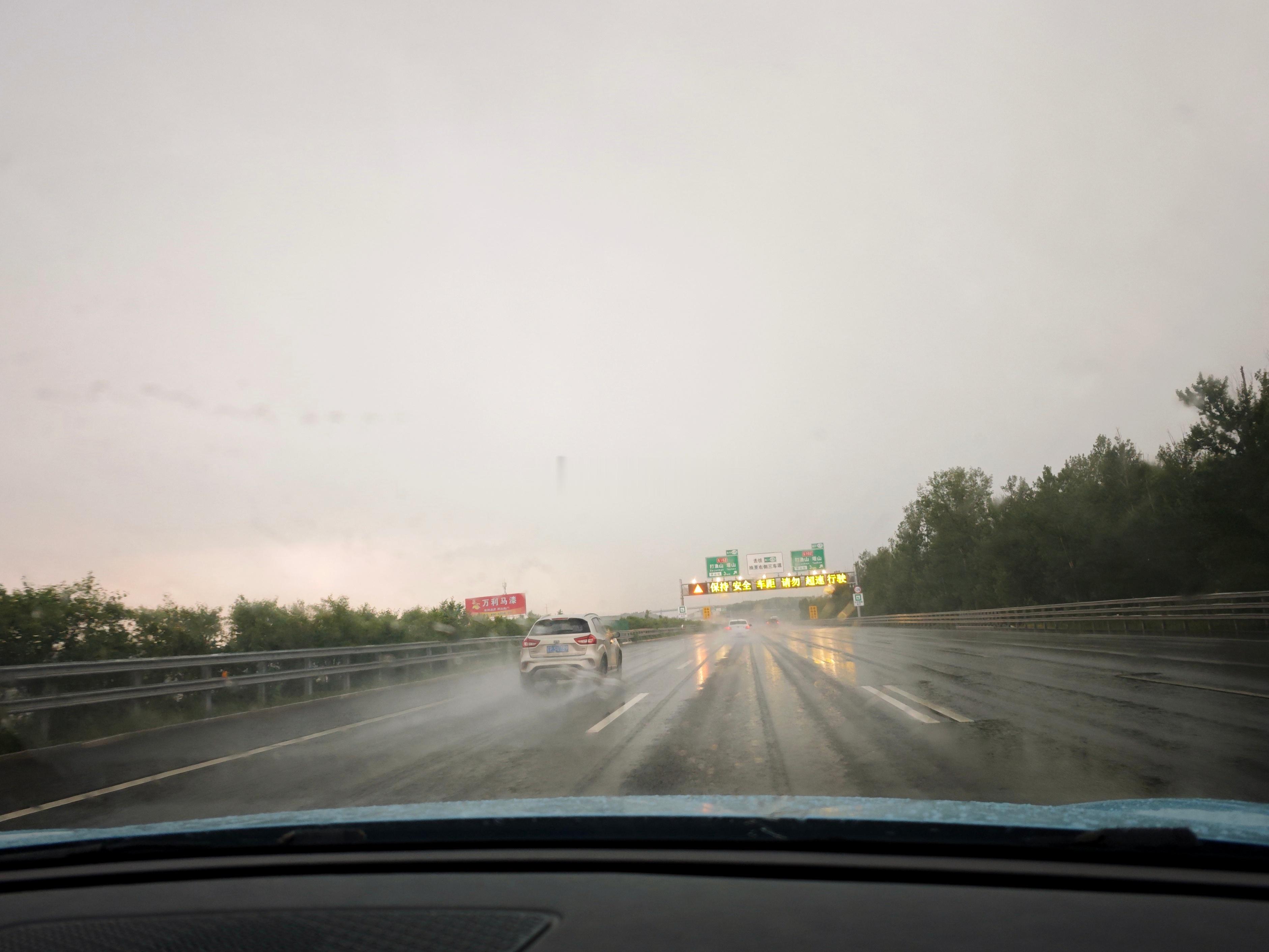 途中遇到暴雨，车速只能开到100了。 