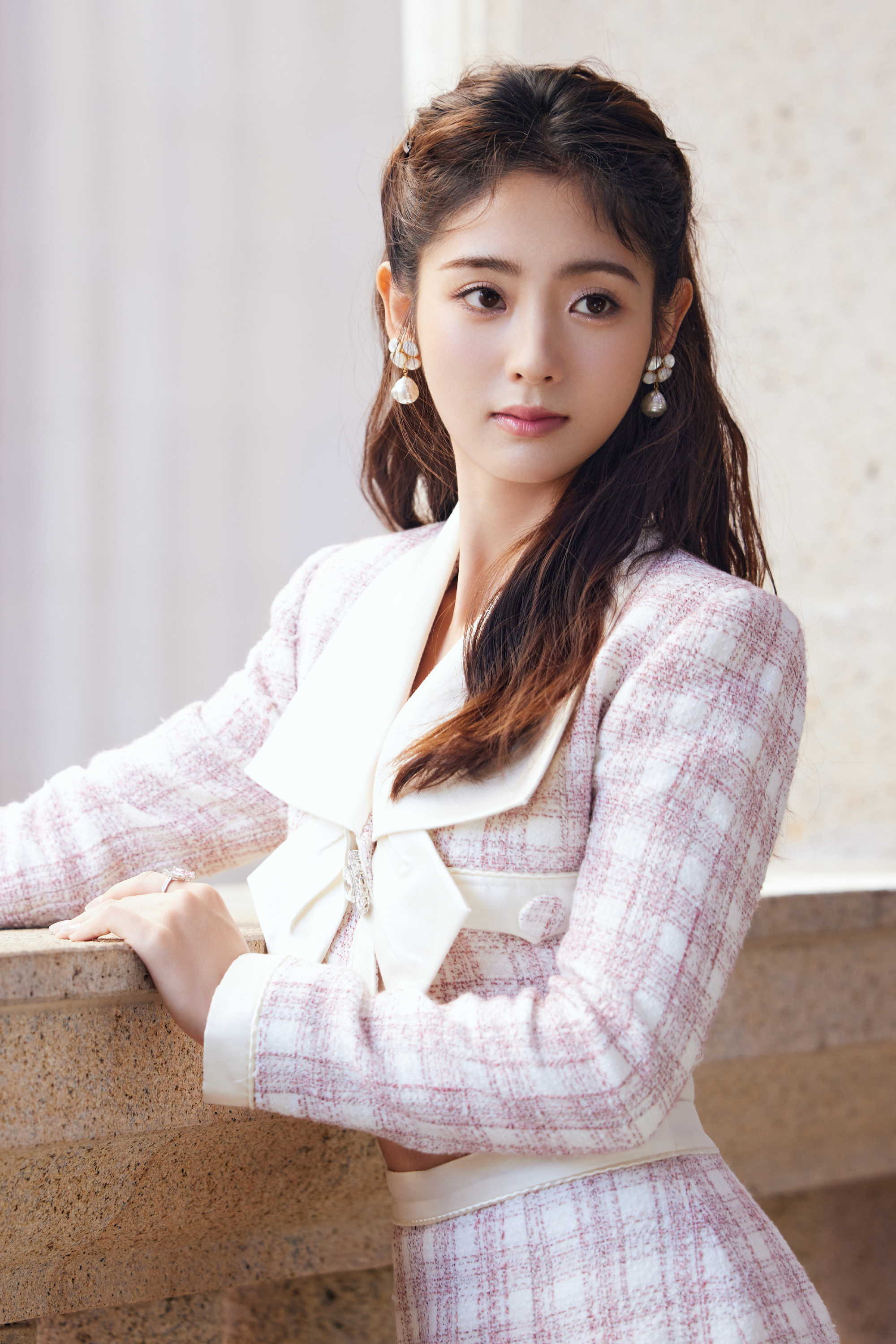邢菲少女感千金妆，格纹小香风套裙造型好美 ​​​