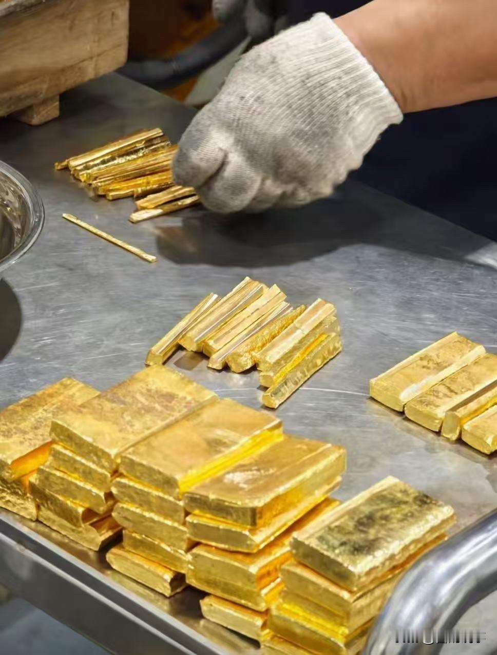 昨天没卖黄金的人，今天真没必要拍大腿后悔！这金价跟坐过山车似的，昨天疯涨今天跌回