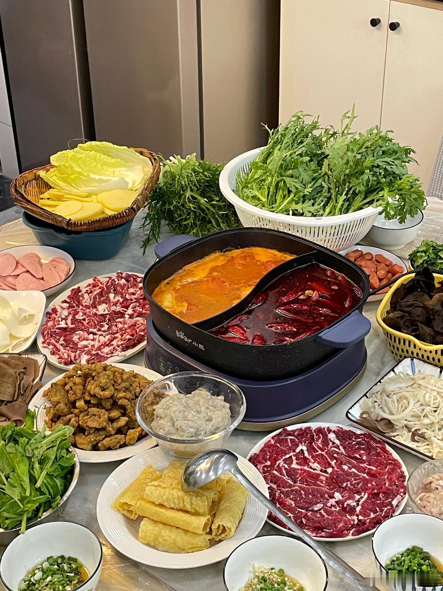 在家里吃火锅是种什么样的体验？当然是实现牛肉、毛肚、小酥肉和豌豆颠自由啦哈哈哈哈