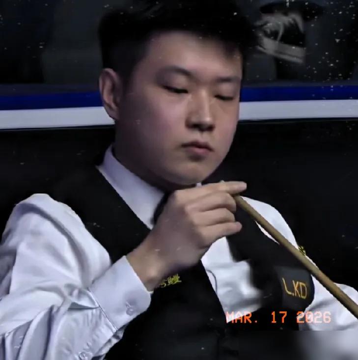 斯诺克玉山公开赛这场对决，看得人攥紧拳头！
赵心童对阵龙泽煌，全程悬念拉满。