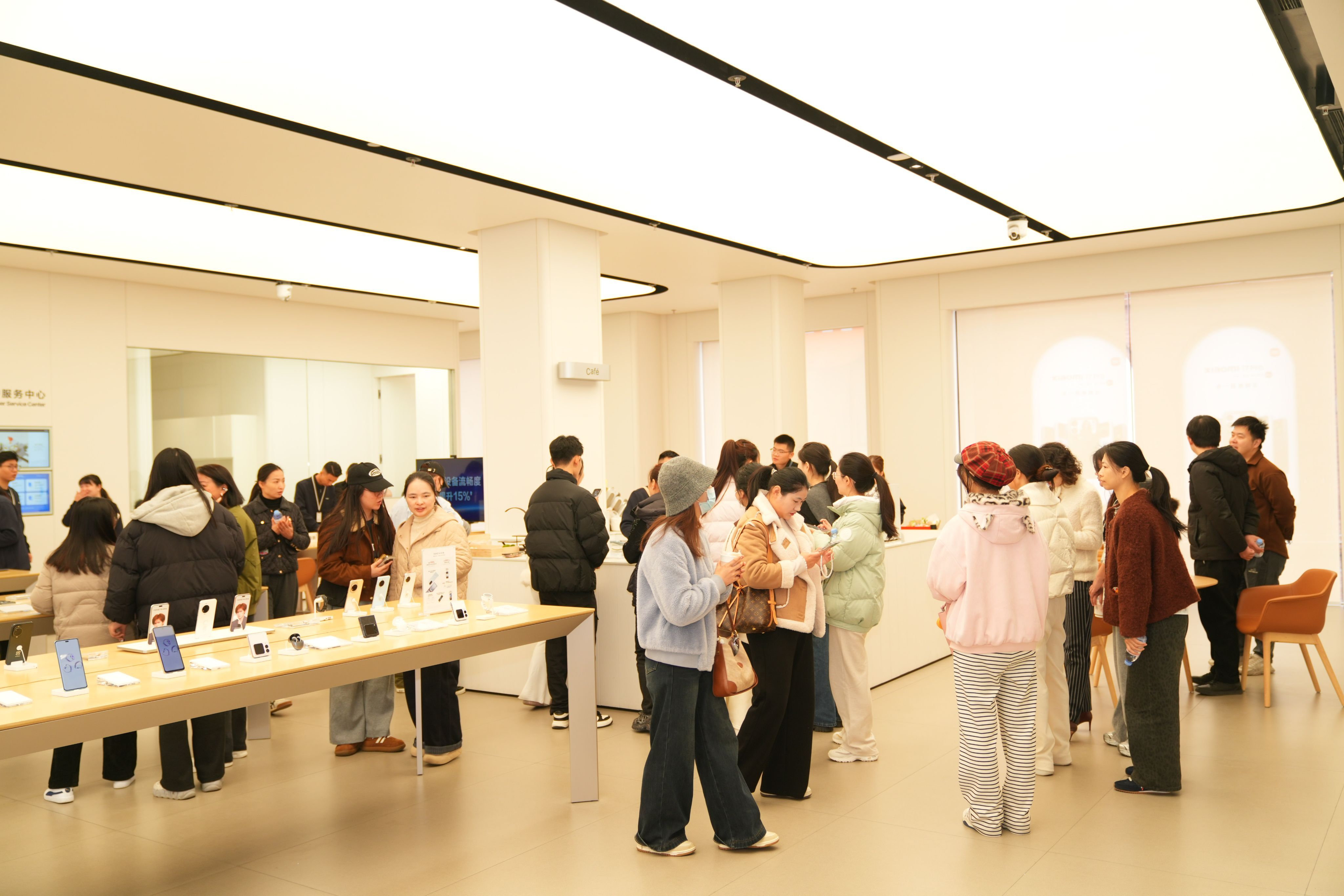 上手华为Mate X7有一阵子了，首销日能这么火，一上手你就能感受到那股高级感：