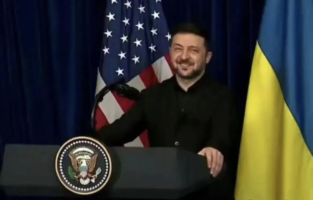 美国与乌克兰代表团于海湖庄园举行面对面会谈。

在联合发布会上，当记者问特朗普“