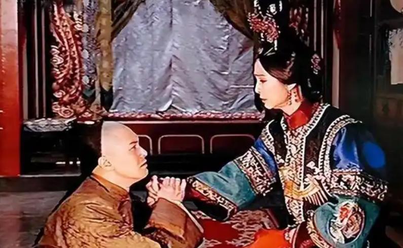 1890年，蒙古贵族那尔苏，在祖父僧格林沁墓前结束了自己，死前掰断慈禧赐的金镯，