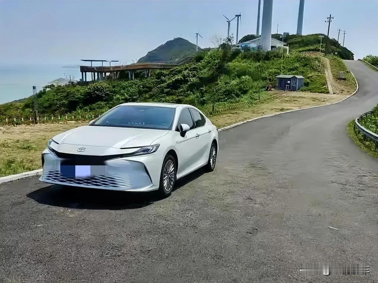 买车一定要买白色车。
白色车好处多多，夏天不吸热，耐脏，晚上或者雨雾天气，停车的