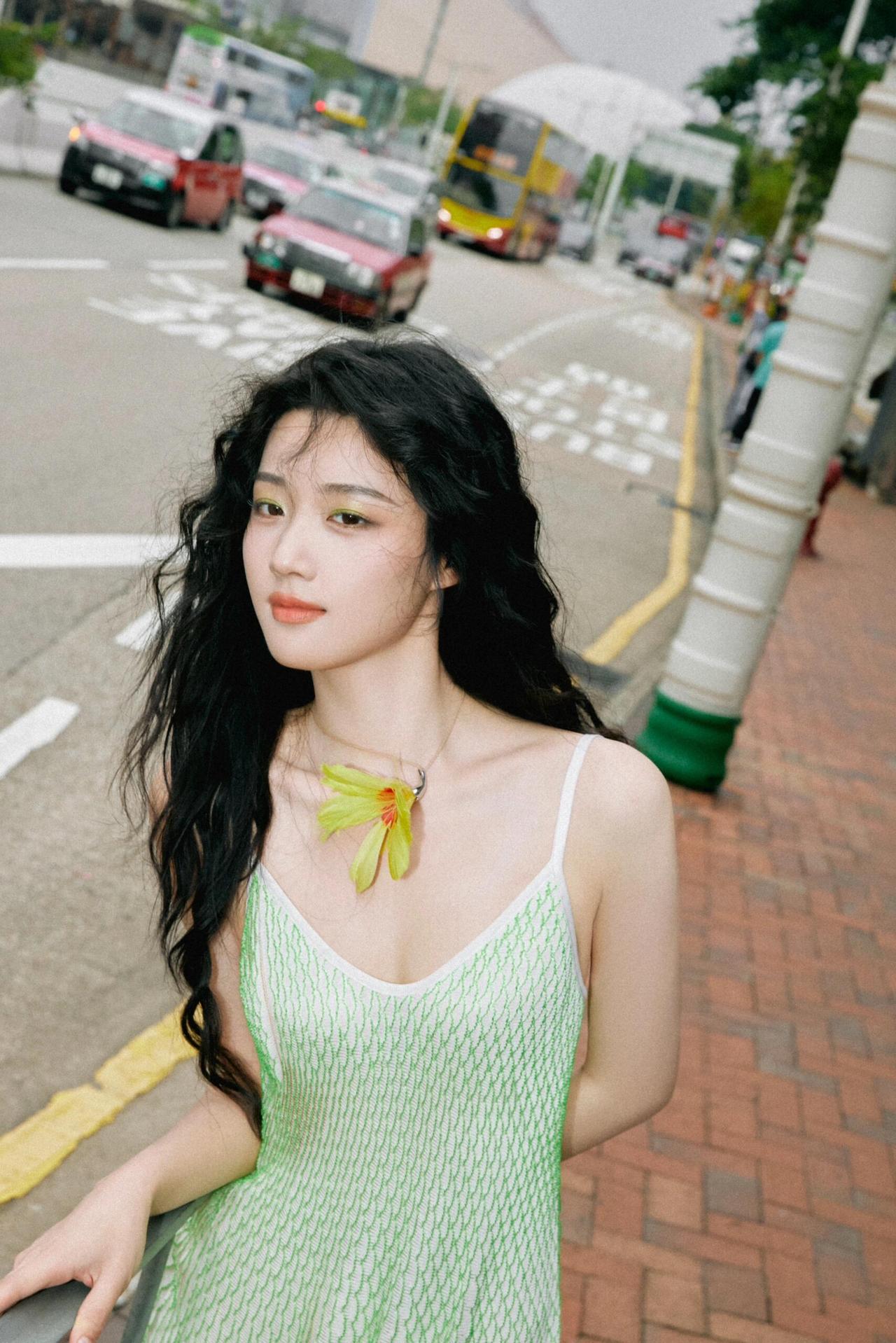 卢昱晓
风把夏天吹成浅绿
裙摆掠过红砖街道
阳光落在发梢
像一段没说出口的温柔