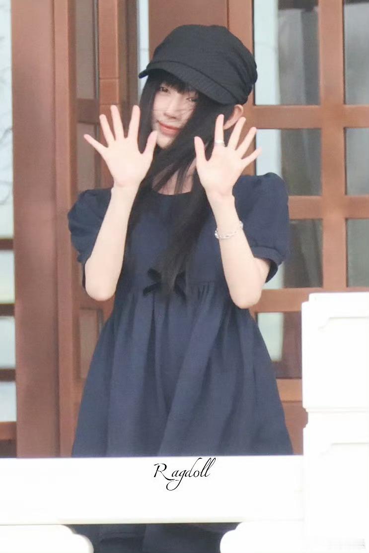 鞠婧祎杭州出发重庆转场拍万花璀璨星途副本，就这样萌萌的给粉丝打招呼，今天好萌啊完